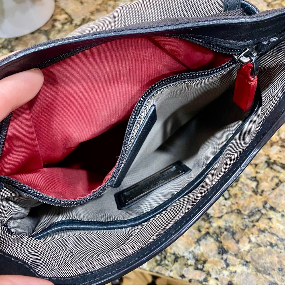 Tumi Black Leather Crossbody “ Map Bag” pre-loved , nice looking Tumi —Unisex - Picture 4 of 16